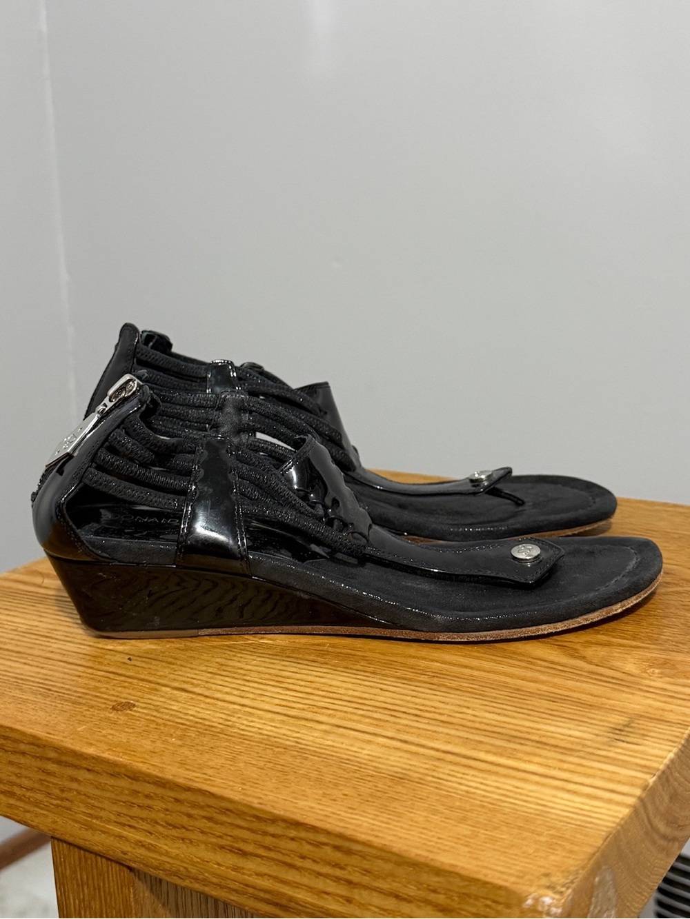 Donald J Pliner Dyna Sandals Womens 8.5 Black Patent Leather Wedge Thong Zip